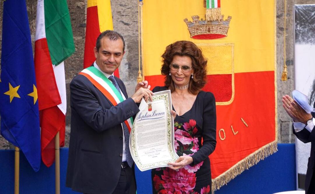 El alcalde de Nápoles, Luigi de Magistris, leyó públicamente la decisión del Ayuntamiento del pasado 4 de julio e hizo un recorrido por la carrera de Sophia Loren(cuyo verdadero nombre es Sofia Villani Scicolone).