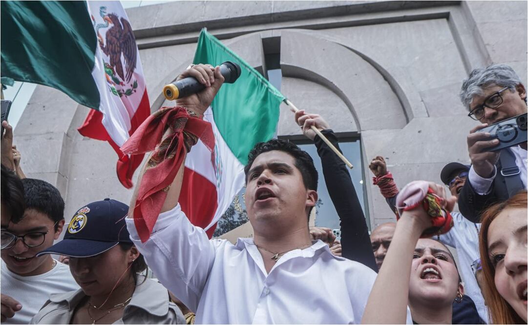Estudiantes de la UNAM protestas contra la reforma judicial, trabajadores en paro se únen al contingente. Foto: Gabriel Pano/EL UNIVERSAL