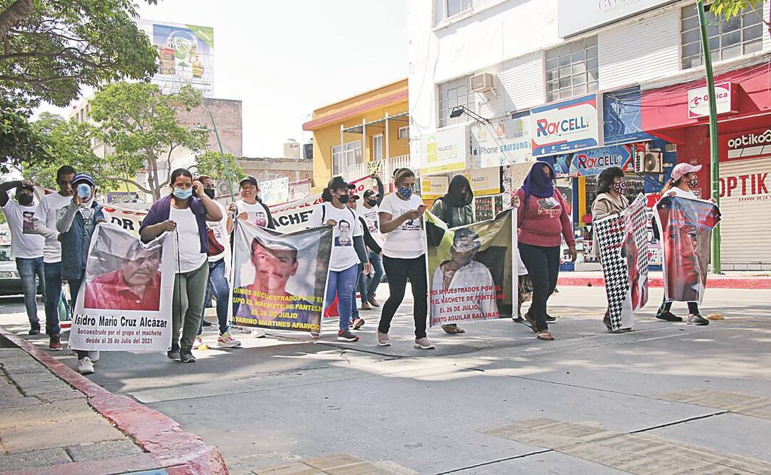 Familiares de las 19 personas desaparecidas hace un año marcharon en la capital, pues no les han dado ninguna noticia sobre el caso. Foto: Arturo Mijangos/ EL UNIVERSAL