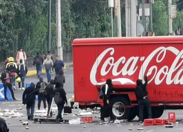 Encapuchados vandalizan estación de Metrobús y camión de refrescos frente a CU