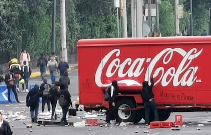 Encapuchados vandalizan estación de Metrobús y camión de refrescos frente a CU