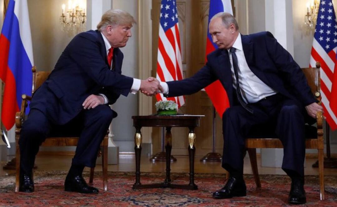 Donald Trump estrecha la mano de Vladimir Putin. (Foto: Reuters)