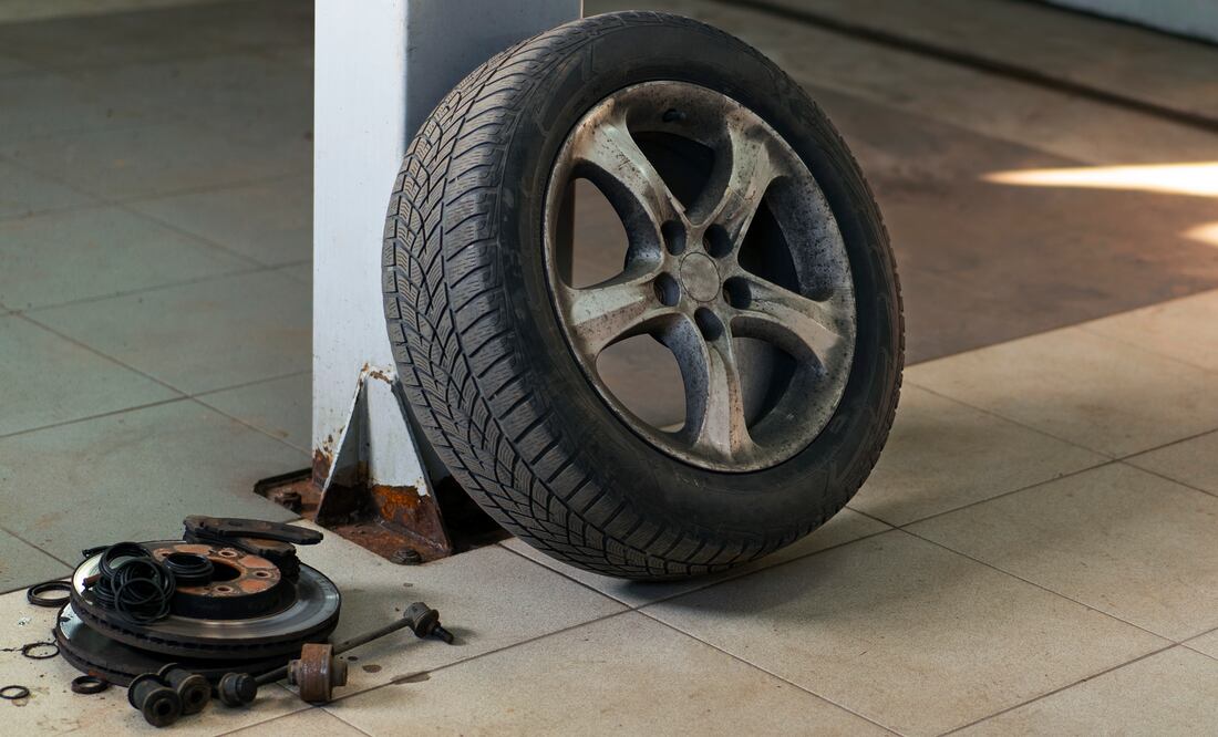 Tener las llantas en buen estado es clave para la seguridad del automovilista. Foto: Freepik