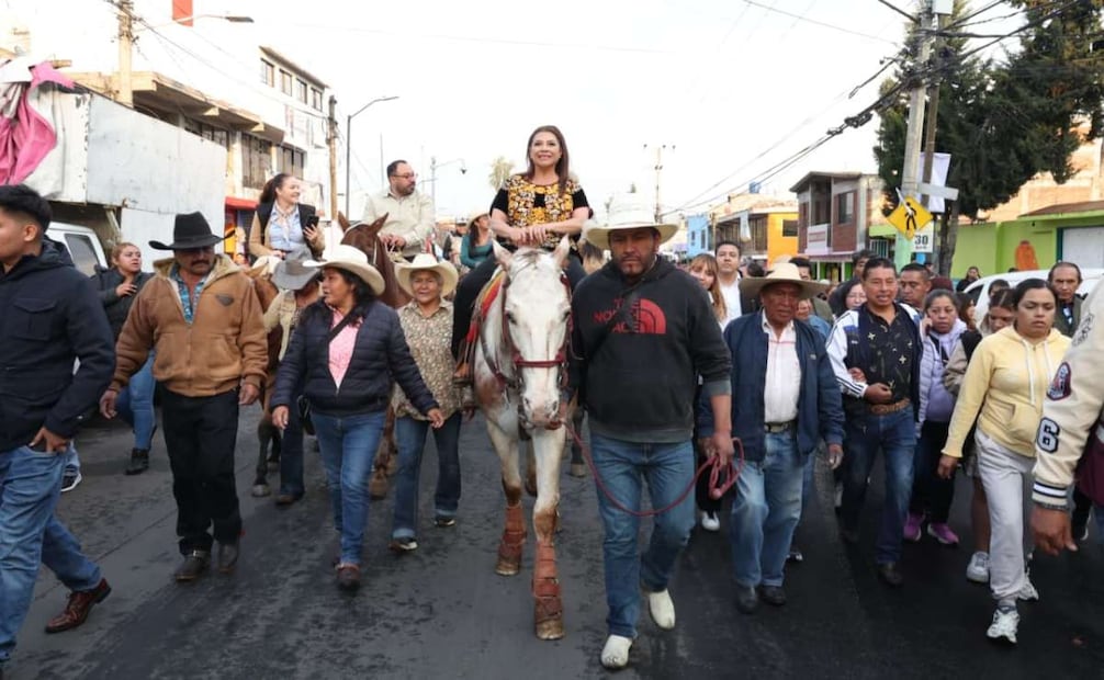 A caballo, Brugada visita San Gregorio Atlapulco; resalta inversión de 500 mdp para plan hídrico. Fotos: Especiales.