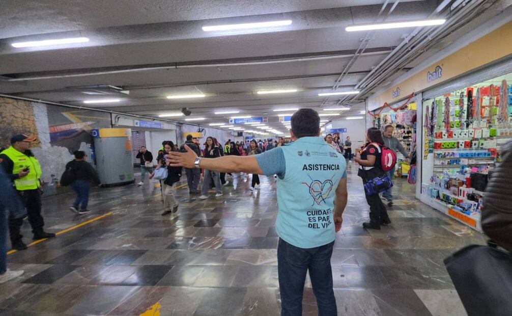 el equipo de Atención al Usuario, identificado con chalecos color menta, realizan labores de proximidad con los pasajeros.
Foto: Luis Camacho