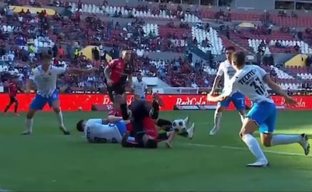 Afición de Rayados explota y acusa de robo el triunfo del Atlas