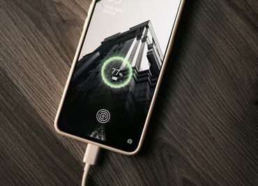 Con qué porcentaje debe cargarse el celular para que dure más