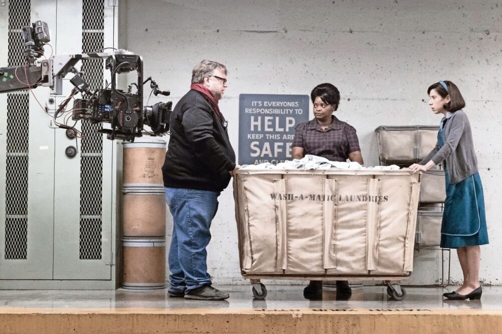 El cineasta mexicano dirigió a Octavia Spencer y Sally Hawkins en el filme que estrena esta semana en el país (20TH CENTURY FOX)