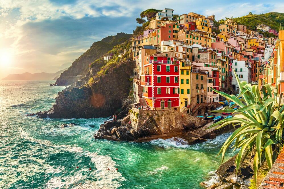 Riomaggiore es un pueblo ordenado y limpio, con numerosas casas coloradas, empinadas en la montaña, que se extienden desde lo alto hasta la orilla del mar. (Foto: Istock)