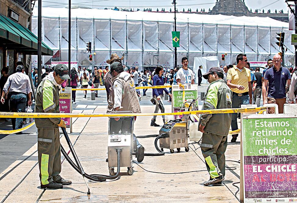 Medidas insuficientes. Se estima que 20% de la superficie de las calles del Centro Histórico de la capital están cubiertas de chicle (ARCHIVO. EL UNIVERSAL)