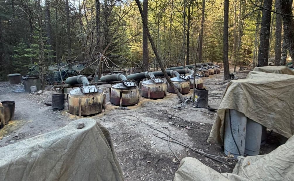 En operativo conjunto de la Agencia Estatal de Investigaciones (AEI), Defensa y la Fiscalía Especializada en Operaciones Estratégicas, localizaron dos laboratorios de metanfetamina. Foto: Tomadas de la FGE de Chihuahua
