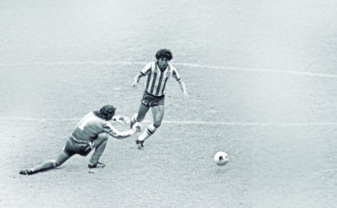 Se repusieron de una expulsión y un tiro penalti, mismo que atajó Héctor Zelada. Foto: Archivo | El Universal