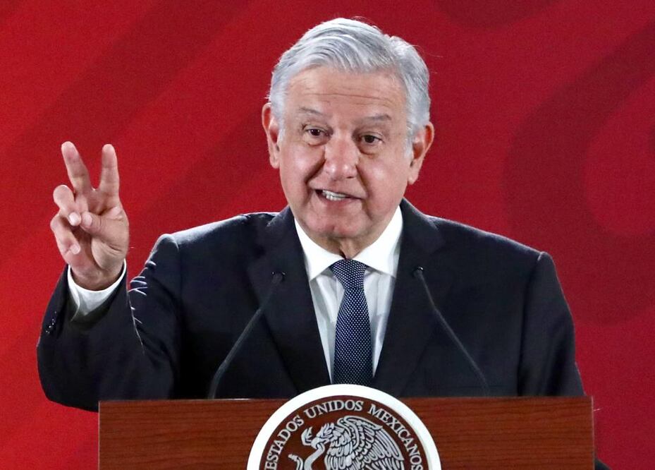 AMLO  hace seña de amor y paz. Foto: Ariel Ojeda / EL UNIVERSAL