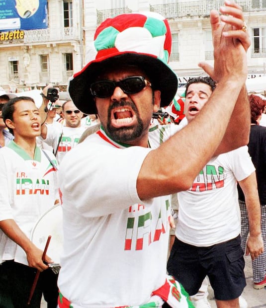 Fanático persa en Francia, 1998. La victoria sobre EU fue la primera de Irán en un mundial; la siguiente llegó hasta 2018, contra Marruecos. Foto: Christophe Ena/AP.