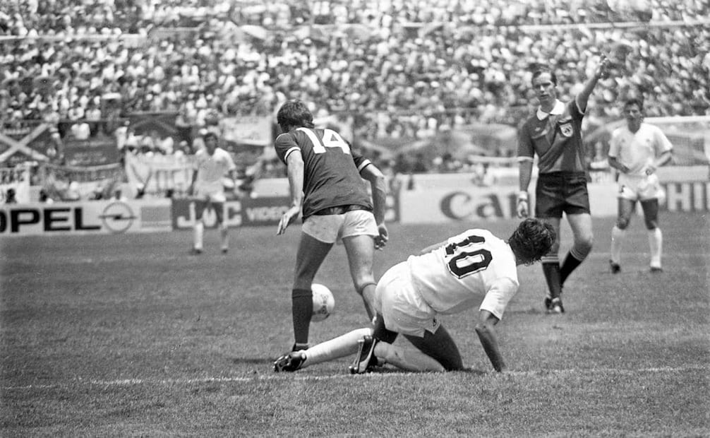 Jugada en el Escocia vs. Uruguay, con el árbitro francés Joel Quiniou. Este encuentro sostiene el récord de la tarjeta roja más rápida en una Copa del Mundo, a los 50 segundos de partido. Foto: Jorge Soto/Archivo EL UNIVERSAL.