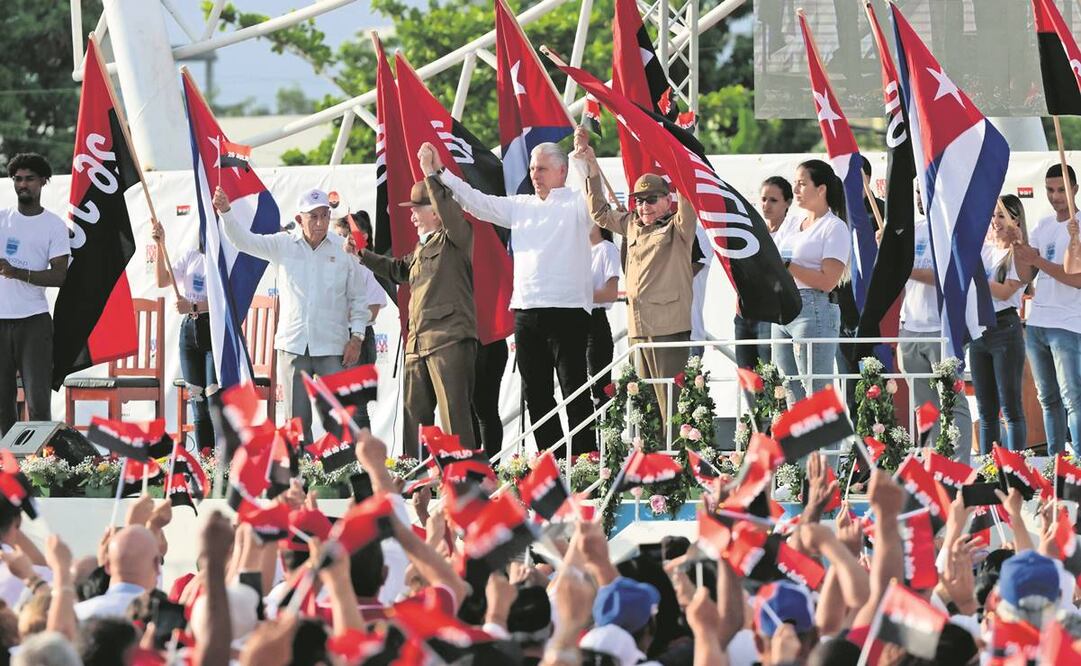 El presidente de Cuba, Miguel Díaz-Canel (centro) y el exmandatario Raúl Castro (cuarto de izq. a der.) Foto: Ernesto Matrascusa/ EFE.