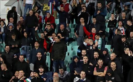 Aficionados búlgaros realizan sonidos de mono y saludos nazi