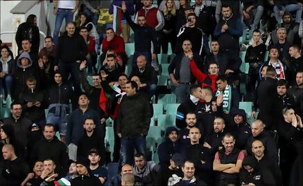 Aficionados búlgaros realizan sonidos de mono y saludos nazi