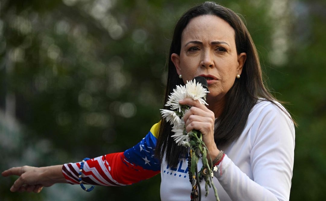 La líder opositora venezolana, María Corina Machado, se dirige a sus simpatizantes durante una protesta convocada por la oposición en vísperas de la investidura presidencial en Caracas el 9 de enero de 2025. La oposición venezolana convocó el 21 de noviembre de 2025 a marchas en varias ciudades del mundo el 6 de diciembre, cuatro días antes de que María Corina Machado recibiera el Premio Nobel de la Paz. Foto: AFP