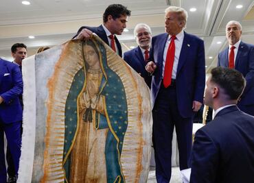 VIDEO: Eduardo Verástegui regala estandarte de Virgen de Guadalupe a Trump; pide a latinos votar por el republicano