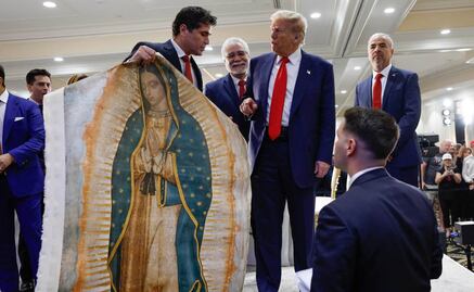 VIDEO: Eduardo Verástegui regala estandarte de Virgen de Guadalupe a Trump; pide a latinos votar por el republicano