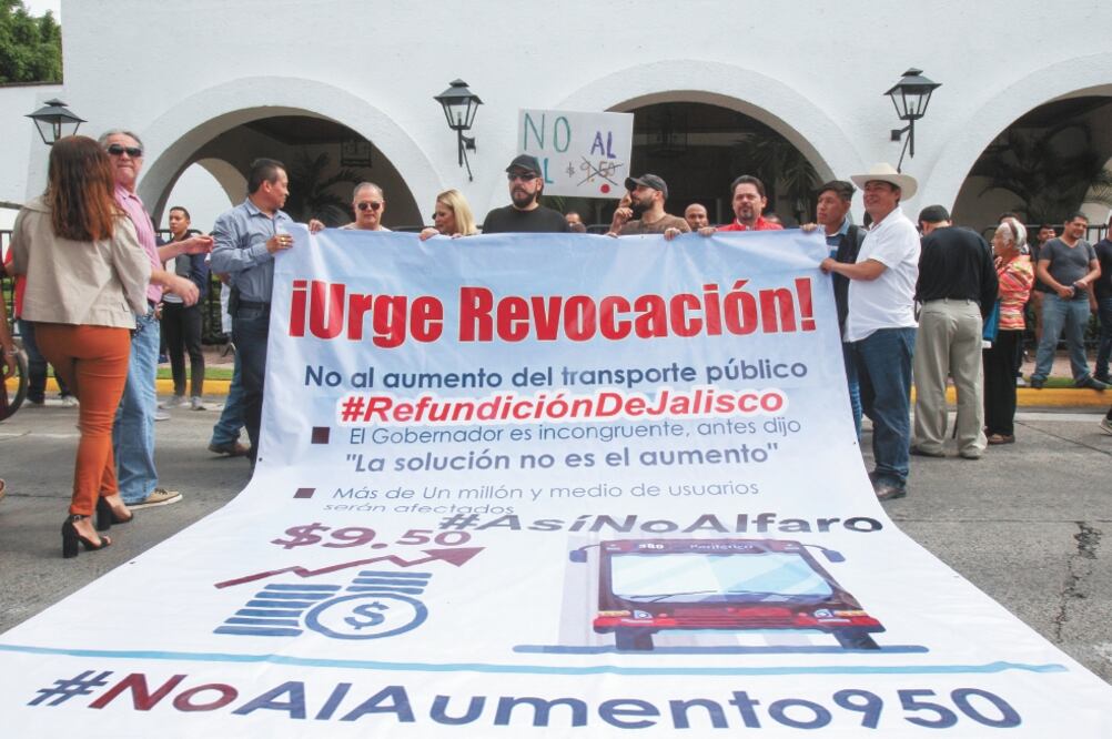 Usuarios del transporte público, acompañados por políticos de Morena, protestaron afuera de Casa Jalisco e intentaron entregar peticiones al gobernador. Foto/CARLOS ZEPEDA. EL UNIVERSAL