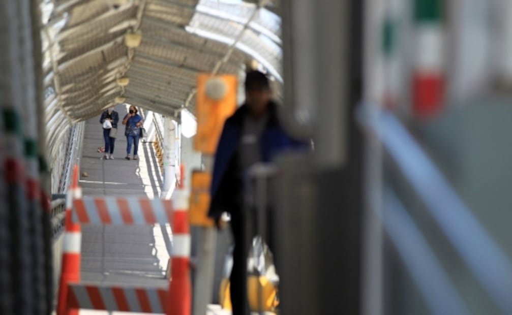Cruce entre México y EU se dificulta y reduce por el coronavirus