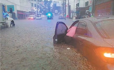 Lluvia provoca inundaciones en Tlalnepantla y Atizapán
