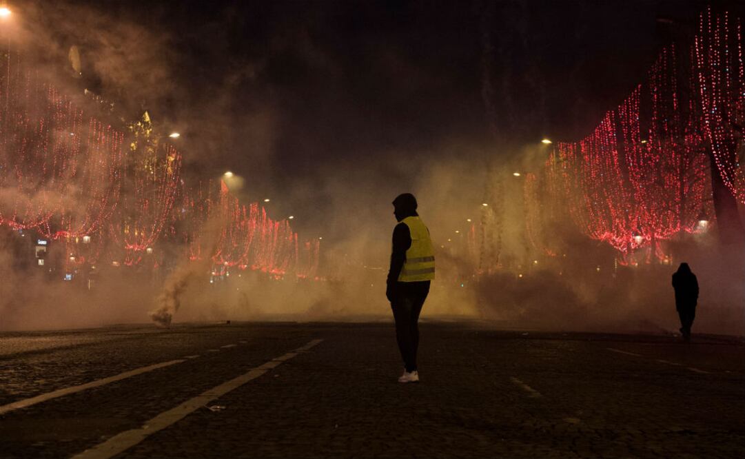Las recientes manifestaciones del movimiento, que al parecer no tienen afiliación política, se tornaron violentas y causaron que las autoridades cerraran algunos sitios emblemáticos en París este fin de semana. FOTO: EFE