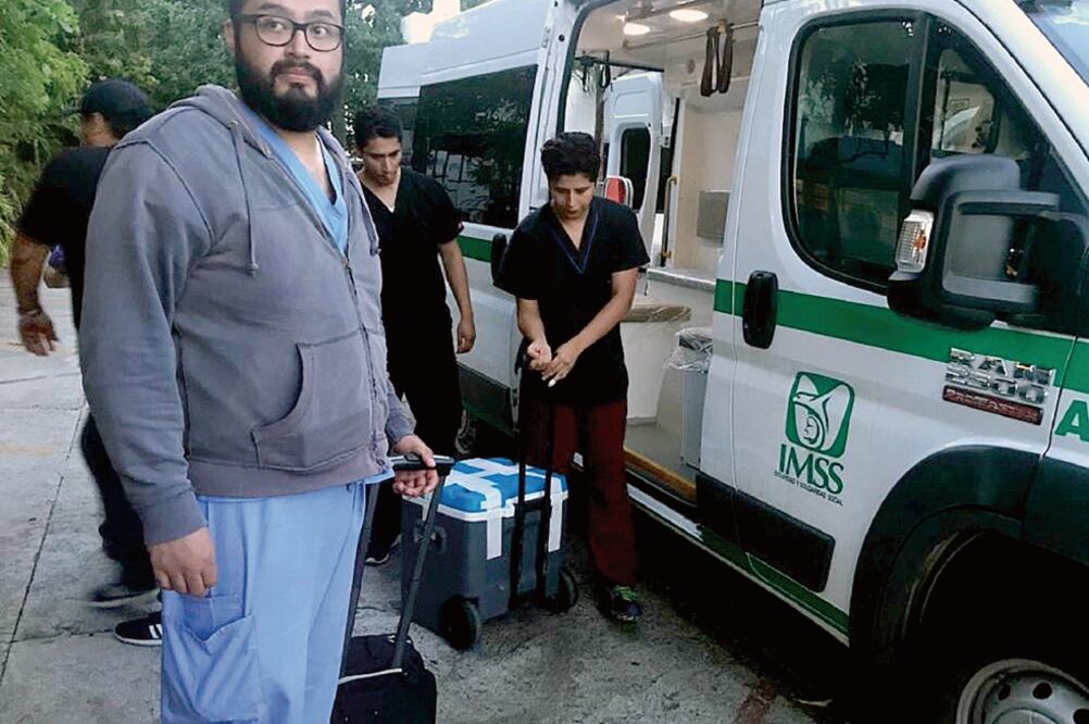 Los médicos trasladaron en ambulancia y en un avión de la PGR los órganos a la Ciudad de México y a Puebla para realizar los trasplantes a menores de edad (FOTOS: IMSS)