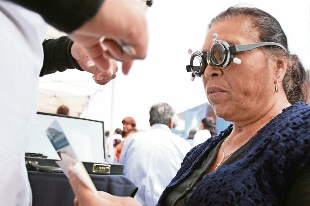 Adultos mayores se realizan exámenes de la vista para detectar enfermedades y puedan ser atendidos a tiempo. (ARCHIVO EL UNIVERSAL)