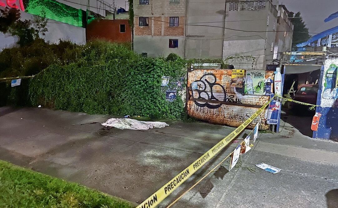El cuerpo de la víctima quedó sobre la vía pública. Foto: Juan Carlos Williams | El Universal