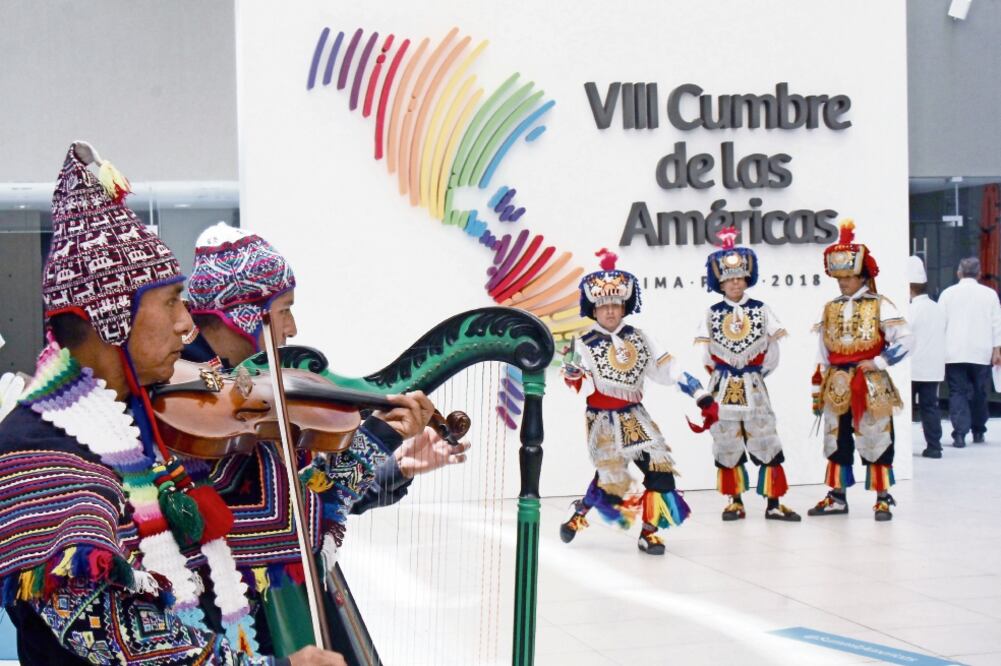 Bailarines realizan la presentación de la “Danza de las Tijeras”, en el marco de los preparativos de la VIII Cumbre de las Américas, en Lima (LUIS CAMACHO. XINHUA)