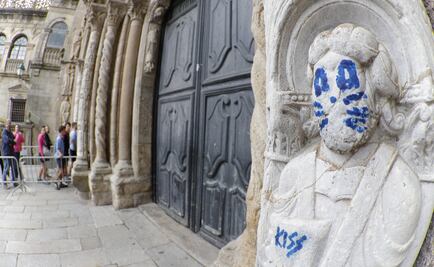 Pintan escultura del siglo XII de la Catedral de Santiago