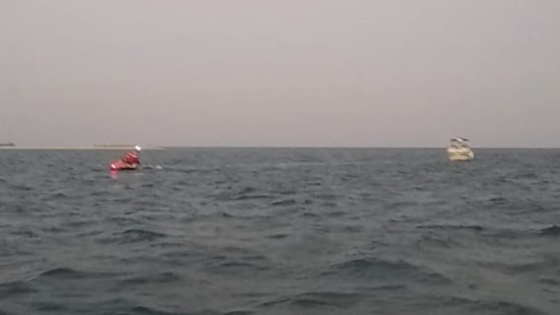 Elementos de Marina restacan a 5 personas a la deriva a bordo de yate en Veracruz