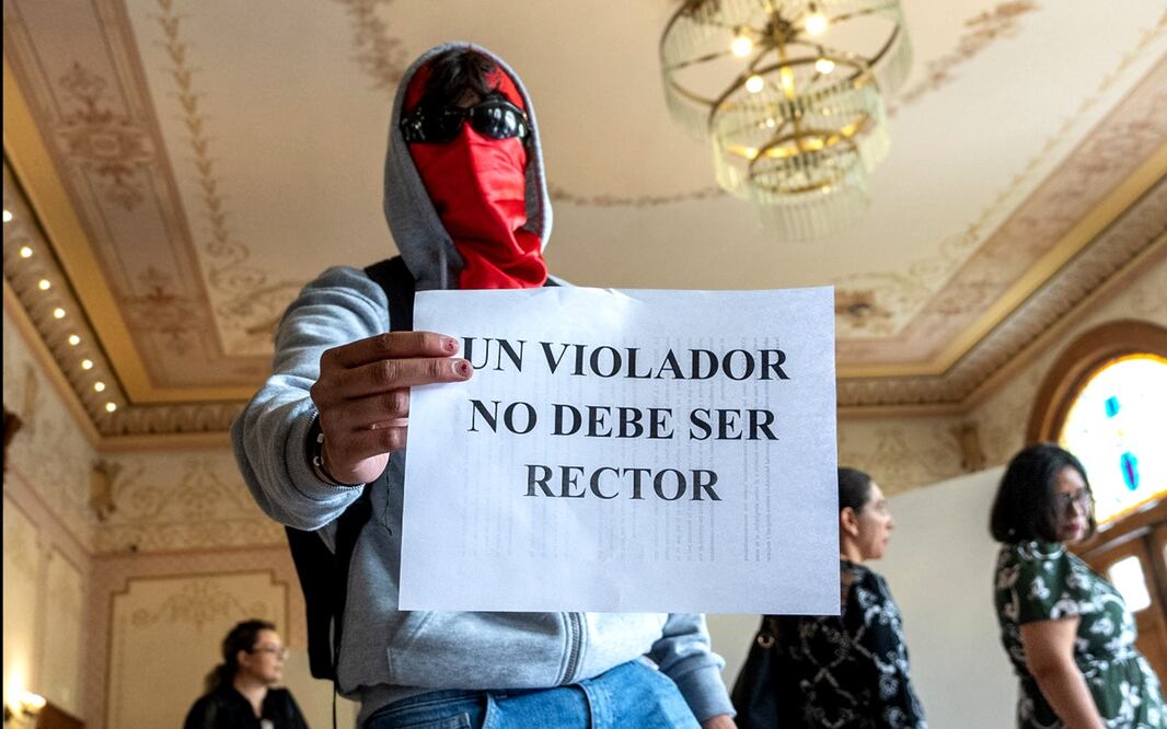 Estudiantes de la Universidad Autónoma de Zacatecas se manifestaron contra el exrector Rubén Ibarra Reyes, acusado de abuso sexual de una menor de edad, durante un evento de la casa de estudios en la capital del estado, el 22 de mayo de 2025. Foto: Diana Valdez/EL UNIVERSAL
