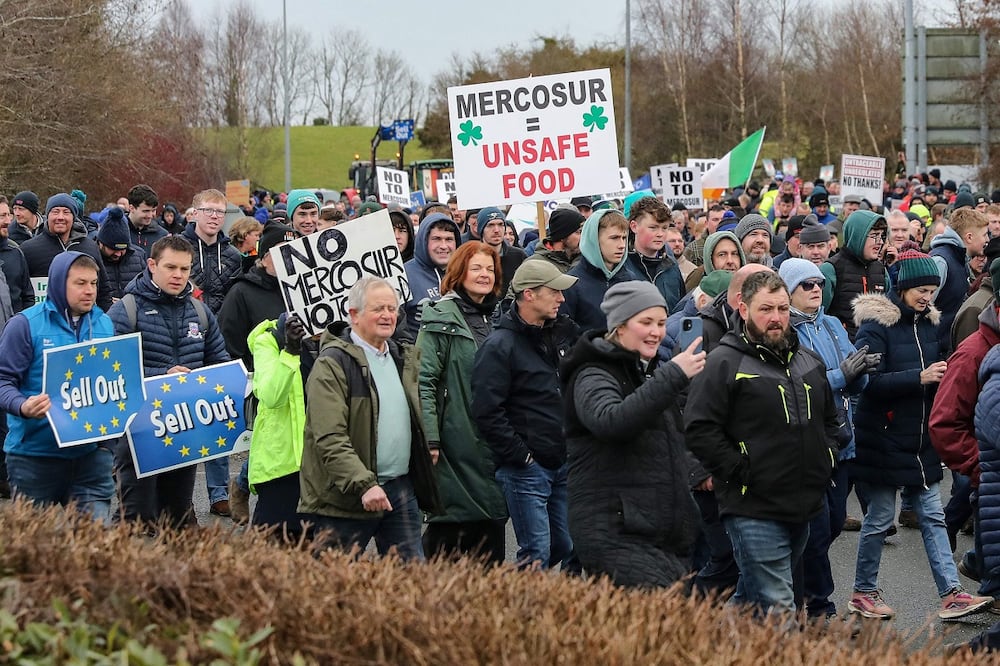 Agricultores irlandeses participan en una protesta contra el acuerdo comercial entre la UE y el Mercosur, en la ciudad de Athlone. Foto: AFP