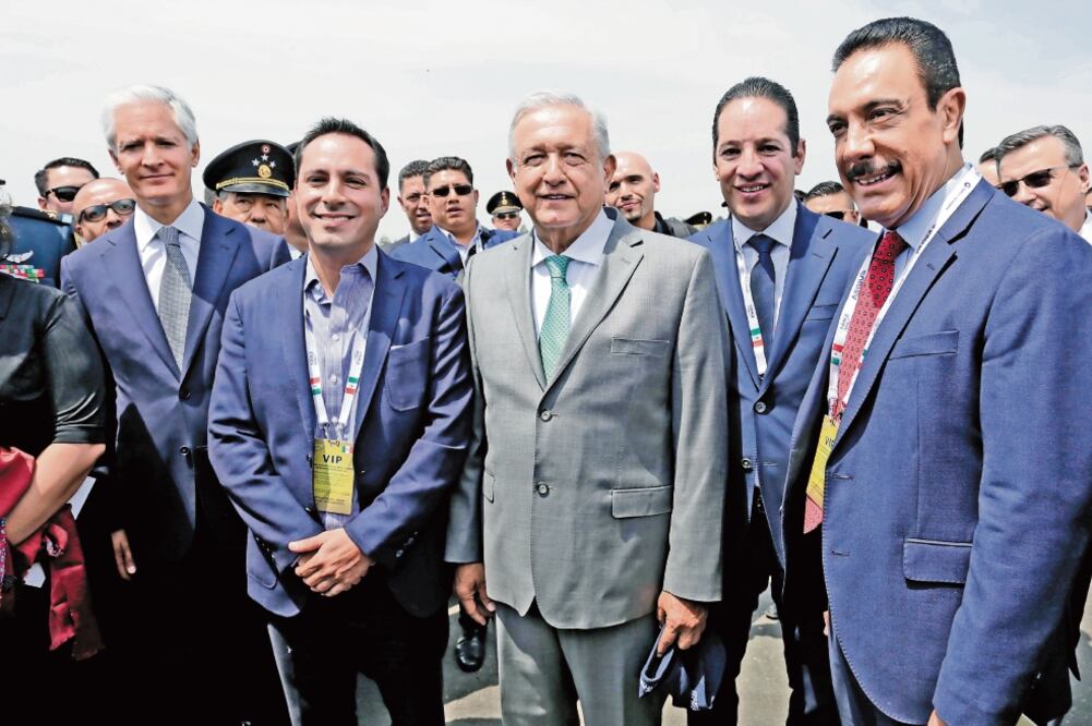 El gobernador del Estado de México, Alfredo del Mazo Maza (izq.); el presidente Andrés Manuel López Obrador (centro); el mandatario de Querétaro, Franc i sco Domínguez Servién (cuarto de izq. a der), y el de Hidalgo, Omar Fayad Meneses (der.), entre otros