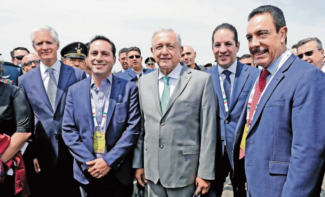 El gobernador del Estado de México, Alfredo del Mazo Maza (izq.); el presidente Andrés Manuel López Obrador (centro); el mandatario de Querétaro, Franc i sco Domínguez Servién (cuarto de izq. a der), y el de Hidalgo, Omar Fayad Meneses (der.), entre otros