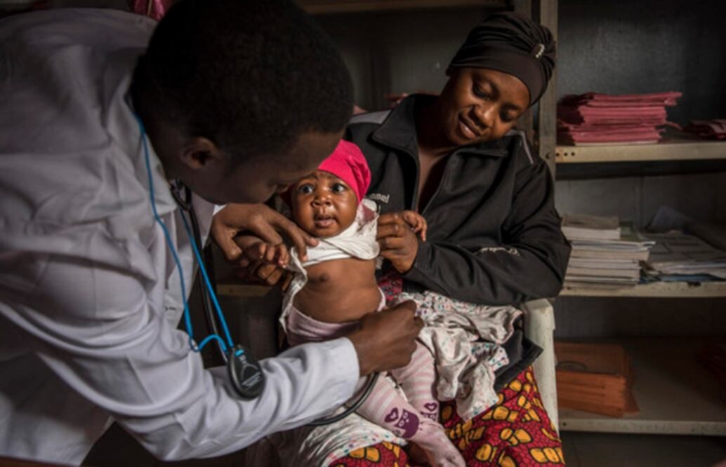 La polución, la desnutrición y la falta de vacunas y antibióticos se encuentran entre las principales causas de la neumonía. Foto: Unicef