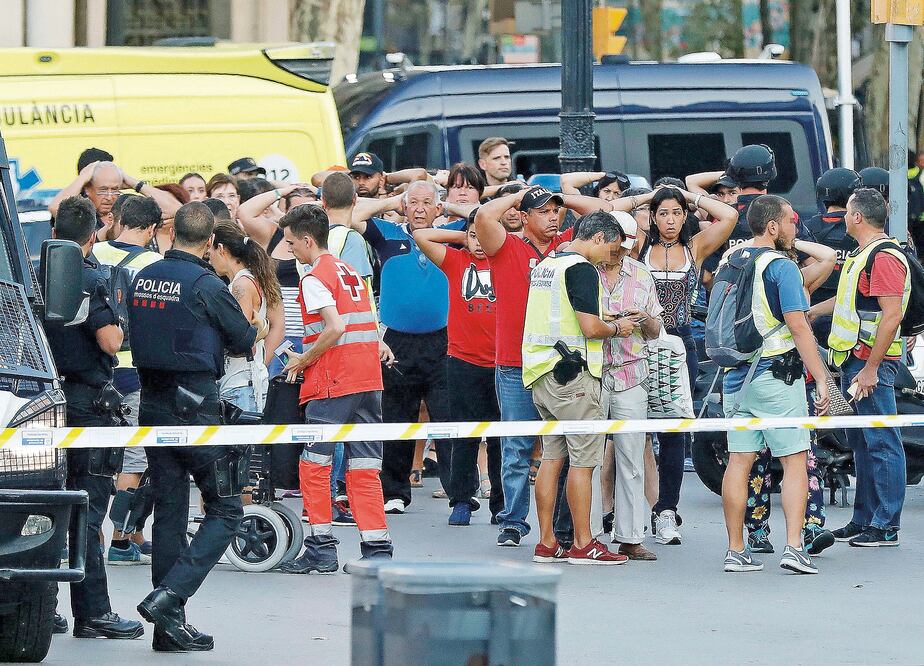 Decenas de personas que se encontraban en el lugar del ataque fueron retenidas por la policía como parte del protocolo de seguridad. (ANDREU DALMAU. EFE)