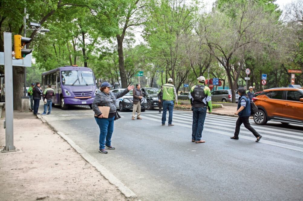 En el área cercana a Campo Marte se presenta el caos vial pues además de la nueva ruta de transporte, microbuses y camiones con destino al Estado de México, Santa Fe y Cuajimalpa (CAMILA MATA. EL UNIVERSAL)