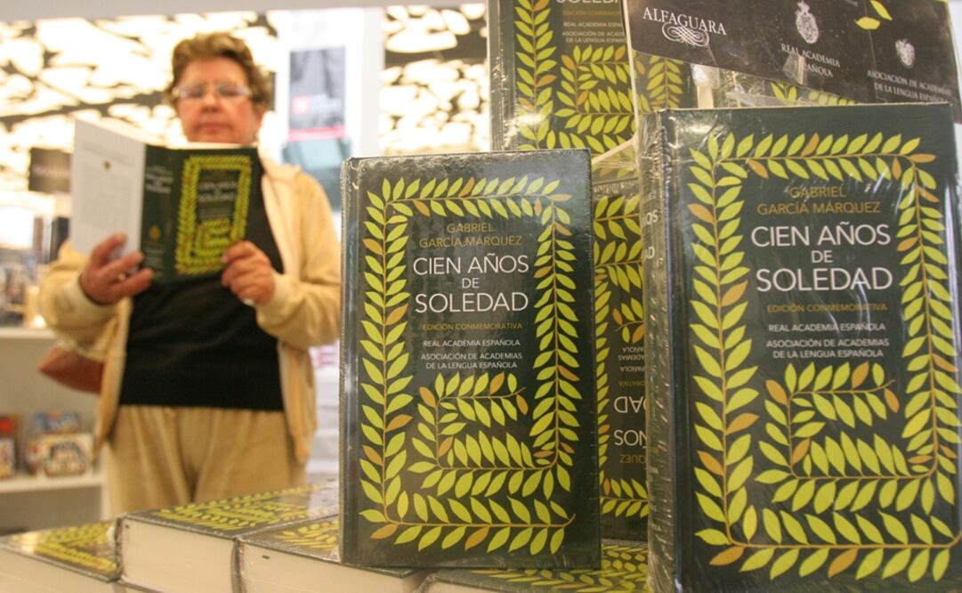Mujer leyendo "Cien años de soleda", obra cumbre de Gabriel García Márquez. Foto: Archivo
