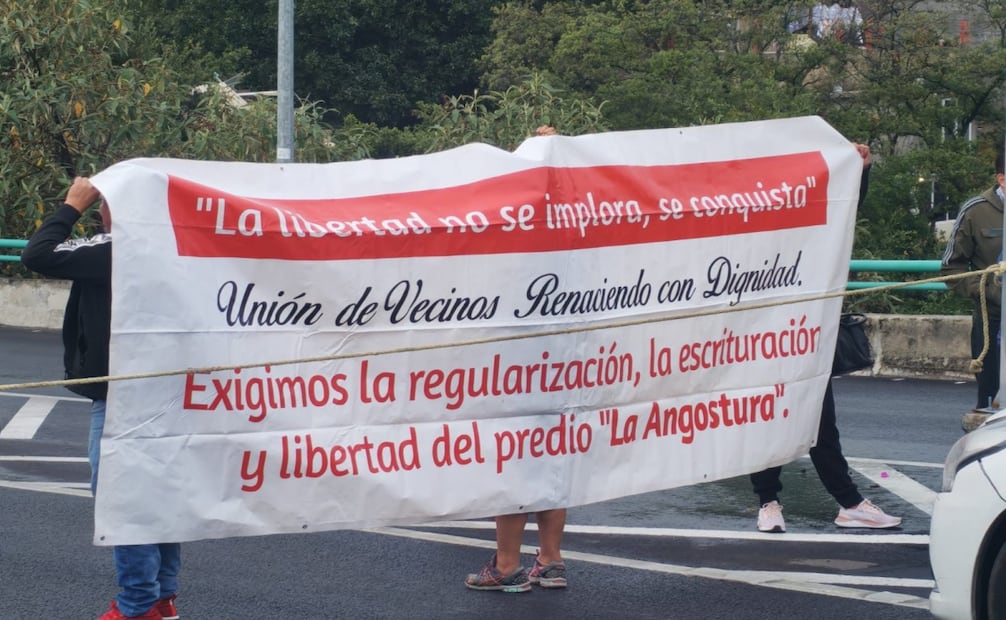 Bloquean Supervía Poniente por falta de agua. Foto: Especial