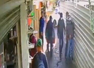 VIDEO: Otra de “chineros”; atracan a hombre en pasillos de la Merced y a la vista de todos