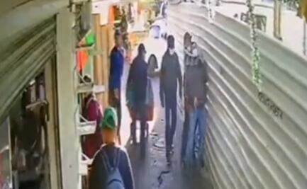 VIDEO: Otra de “chineros”; atracan a hombre en pasillos de la Merced y a la vista de todos