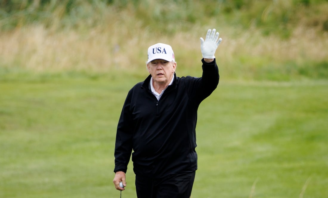 Donald Trump saluda mientras juega al golf en el campo de golf Trump Turnberry durante una visita privada en Turnberry, Escocia, Gran Bretaña, el 26 de julio de 2025. Foto: EFE