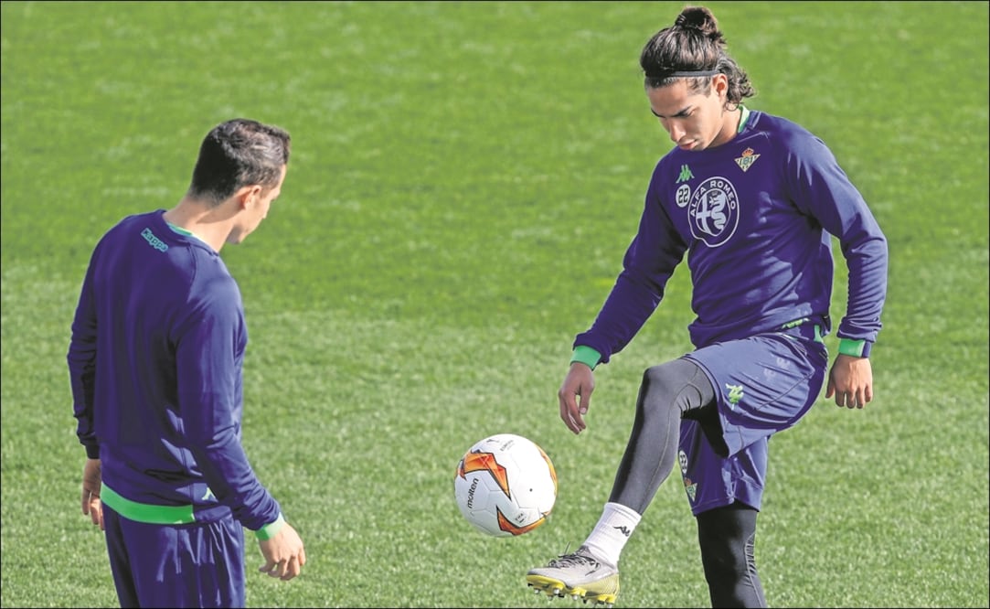 Andrés Guardado y Diego Lainez durante entrenamiento previo al partido de vuelta de dieciseisavos de la Europa League. Foto: EFE