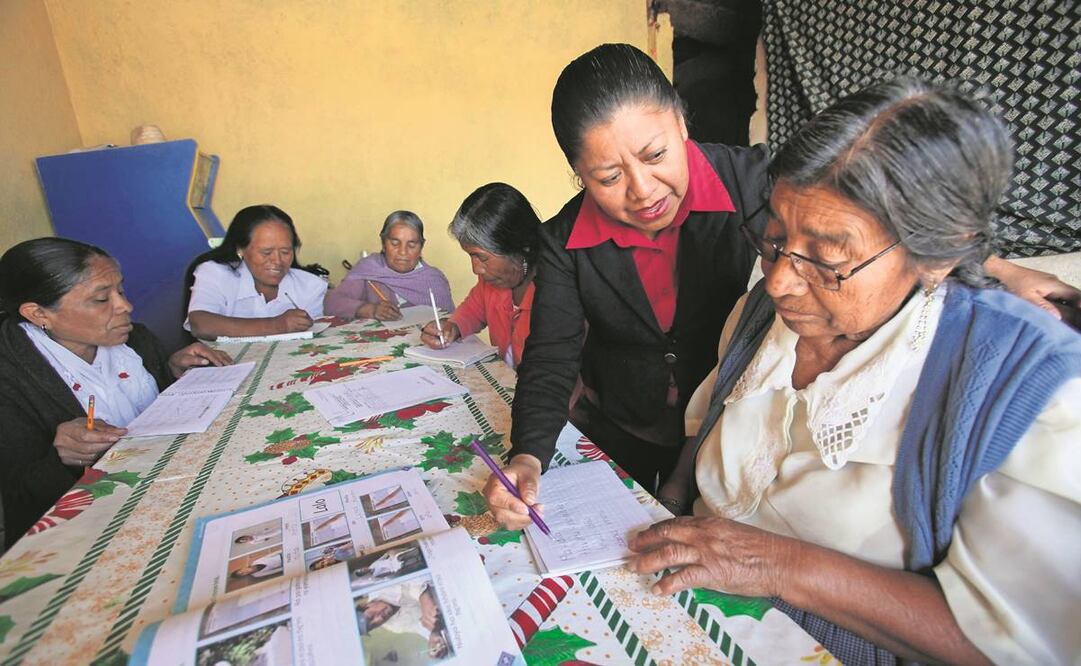 Mujeres indígenas de la tercera edad en San Cristóbal Huichochitlán, Toluca, toman clases de alfabetización y aprenden a leer y escribir otomí, en abril de 2019. Foto: Archivo EL UNIVERSAL