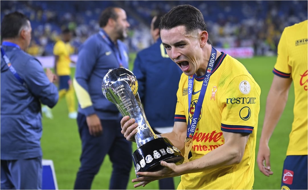 Álvaro Fidalgo con el trofeo del Apertura 2024. FOTO: IMAGO7